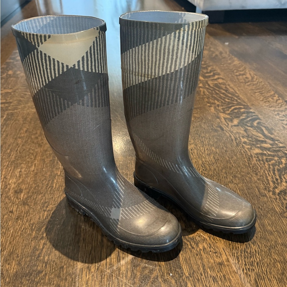 Burberry Nova Rubber Boots - BONUS Hunter Socks